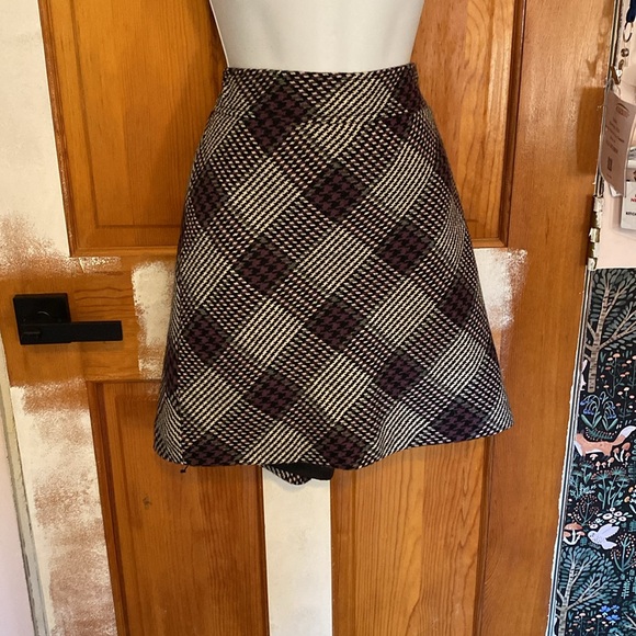 3/$15 - LOFT skirt - Size 6 (Fits like a Size 8) - Picture 4 of 10